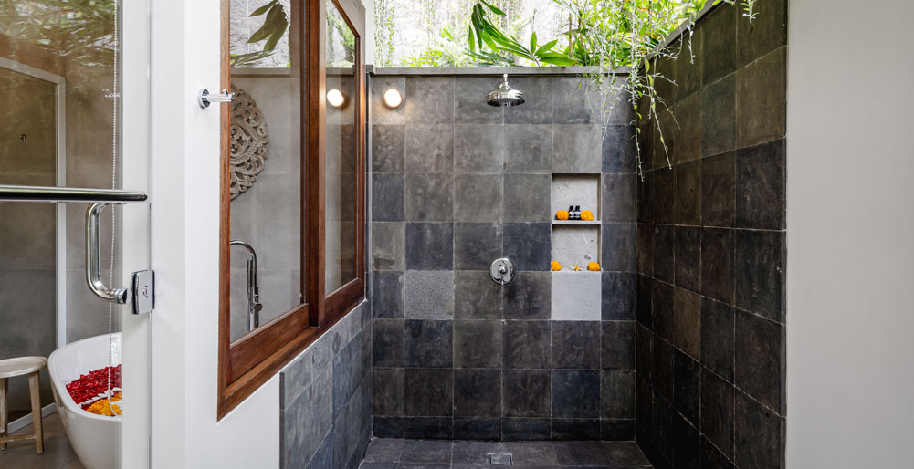 Pala Ubud - Villa Batur - Revitalizing en suite bathroom outdoor shower